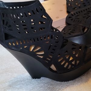 Gianni bini 8m black wedged dress shoe